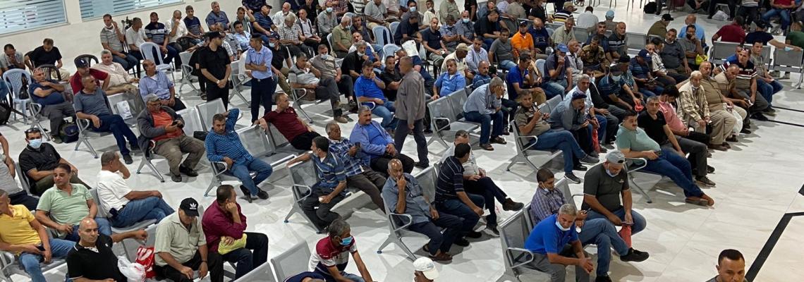 بالصور: مئات التجار يغادرون قطاع غزة الى الأراضي المحتلة بعد منع الاحتلال دخولهم على إثر تفشي فيروس كورونا، والعدوان الأخير على قطاع غزة