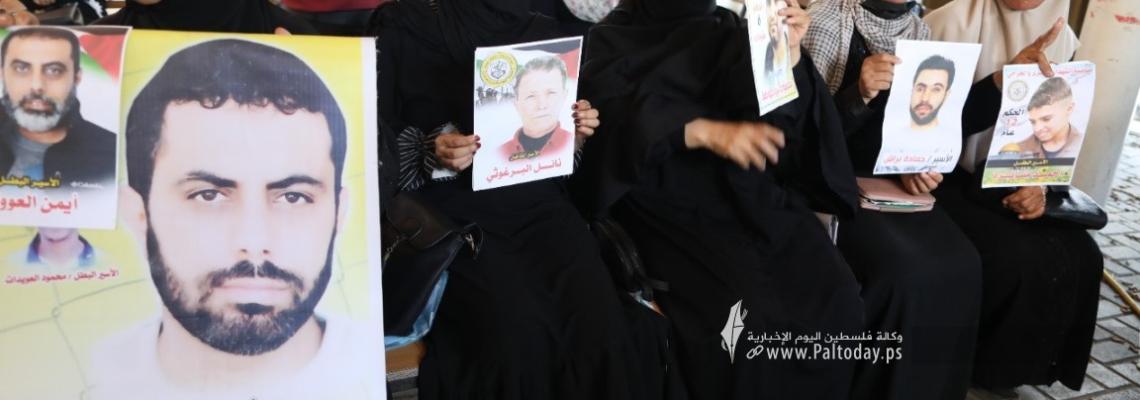 بالصور:اعتصام اهالى الأسرى الأسبوعي أمام مقر الصليب الأحمر بغزة