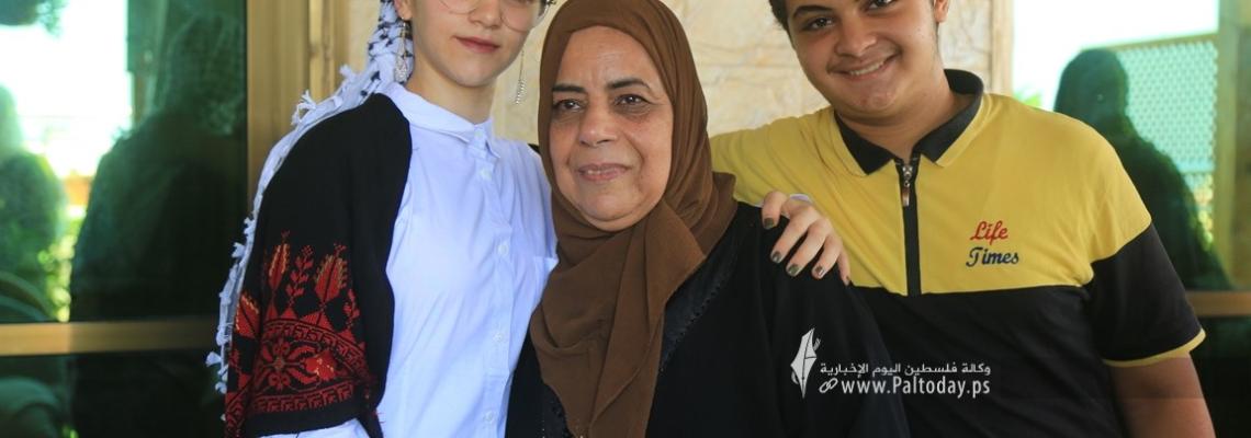 بالصور:الطالبة منة الله مشعل حسن البطة الأولى على مستوى فلسطين القسم الأدبي بمعدل 99.7 %  من غزة