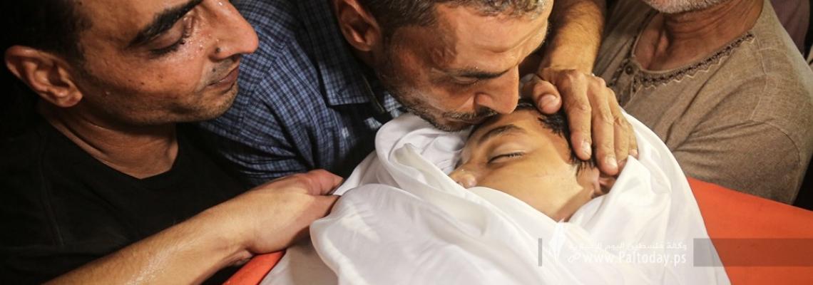 بالصور:جماهير غفيرة شرق غزة تُشيع جثمان الشهيد الشبل "عمر أبو النيل"