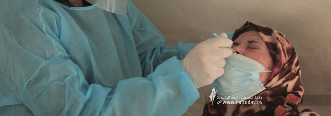 بالصور: مراكز الفحص والتطعيم الخاصة بفايروس كورونا تشهد إقبالا كبيرا من المواطنين عقب اعلان وزارة الصحة دخول القطاع بموجة وبائية ثالثة