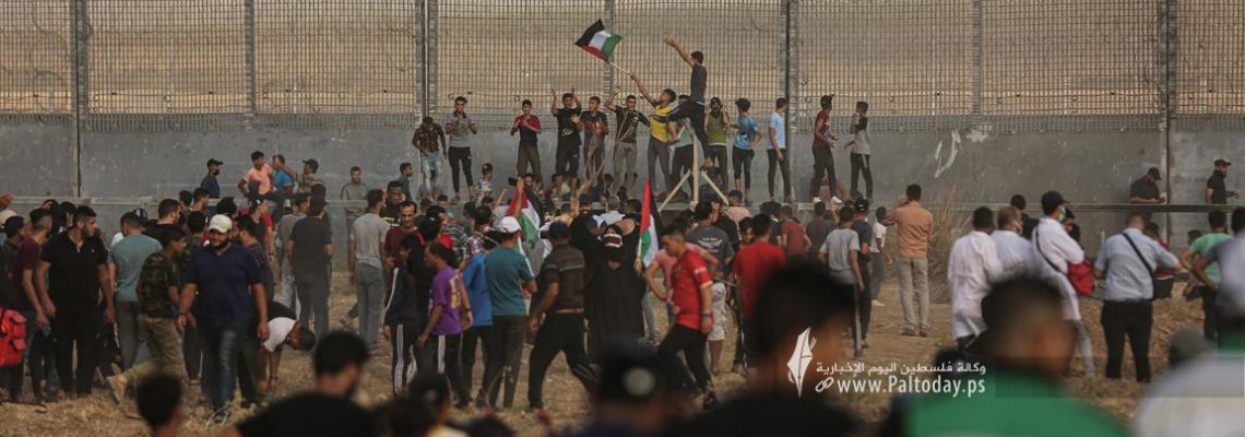 بالصور:مواجهات عنيفة بين المواطنين وقوات الاحتلال شرق مخيم ملكة قرب السلك الفاصل بين غزة والاراضي المحتلة