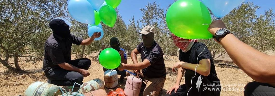 بالصور:إطلاق عدة دفعات من البالونات الحارقة باتجاه غلاف غزة