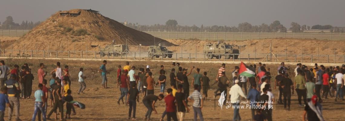 بالصور:جماهير غفيرة تشارك في مسيرة حاشدة على حدود خانيونس جنوب قطاع غزة