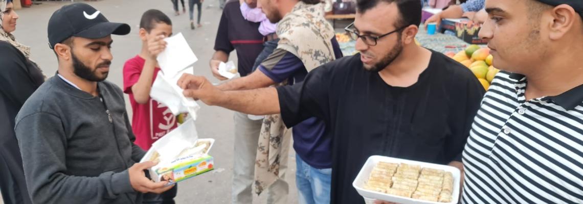 توزيع الحلوى في شوارع خانيونس احتفالاً بمصرع الجندي "الإسرائيلي" المصاب على حدود غزة