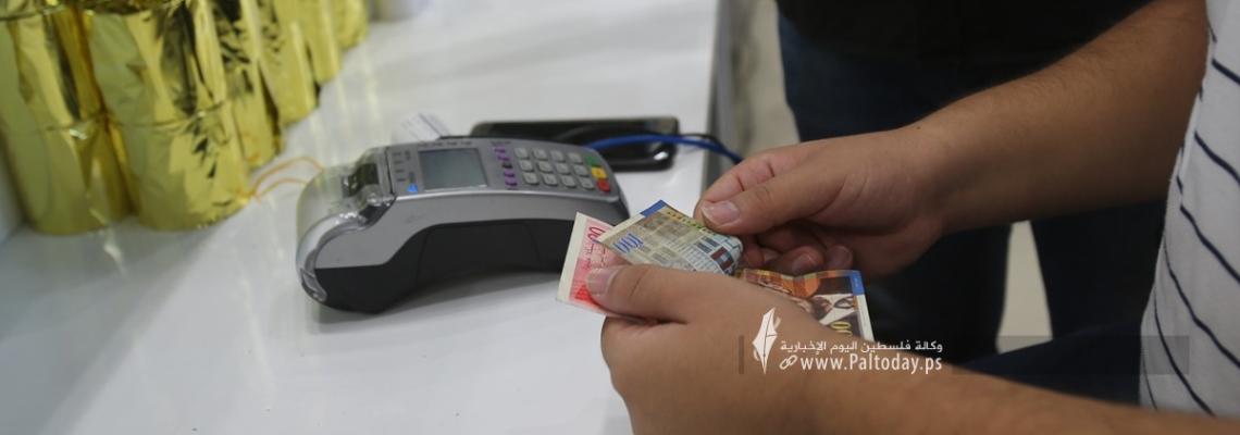 بالصور:بدء صرف المنحة القطرية في عدد من المولات والمحال التجارية