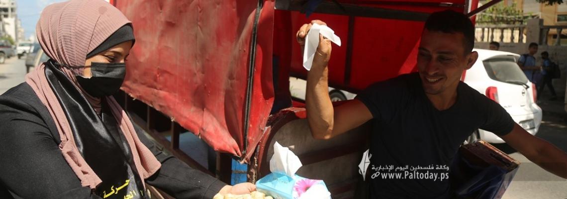 بالصور:"العمل النسائي في غزة" توزع الحلوى على ابناء شعبنا ابتهاجًا  لعملية انتزاع الحرية من سجن جلبوع