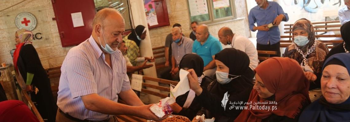 بالصور:مهجة القدس توزع الحلوى على أهالي الأسرى في الصليب الأحمر بغزة بهجة بهروب اسرى جلبوع