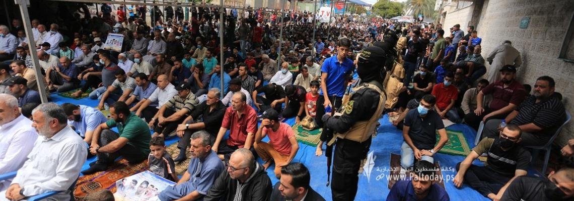 بالصور:الآلاف يؤدون صلاة الجمعة أمام مقر الصليب الأحمر بغزة نصرة للأسرى في سجون الاحتلال