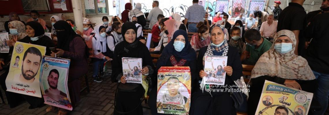 بالصور:اعتصام اهالى الأسرى الأسبوعي أمام مقر الصليب الأحمر بغزة