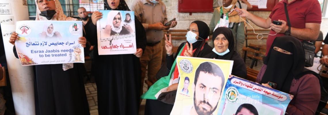 بالصور:اعتصام اهالى الأسرى الأسبوعي أمام مقر الصليب الأحمر بغزة