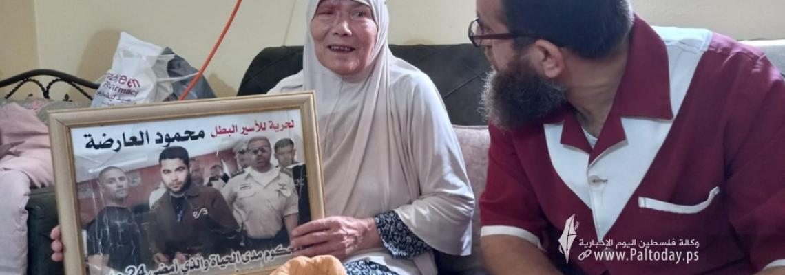 بالصور:زيارة أسرى محررين من حركة الجهاد الإسلامي لمنزل المحرر محمود العارضة الذي تمكن مع 5 أسرى آخرين من انتزاع حريتهم عبر #نفق_الحرية من سجن جلبوع الأشد تحصينًا