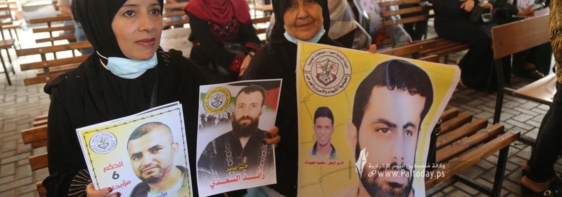 بالصور:اعتصام اهالى الأسرى الأسبوعي أمام مقر الصليب الأحمر بغزة