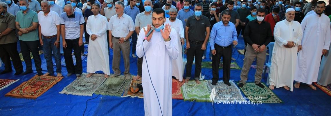 بالصور:لجنة الأسرى للقوى الوطنية والاسلامية بمشاركة شبابية واسعة يؤدون صلاة الجمعة امام مقر الصليب الاحمر بغزة تضامنا مع الاسرى