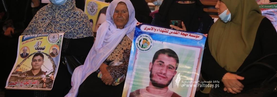 بالصور:اعتصام اهالى الأسرى الأسبوعي أمام مقر الصليب الأحمر بغزة