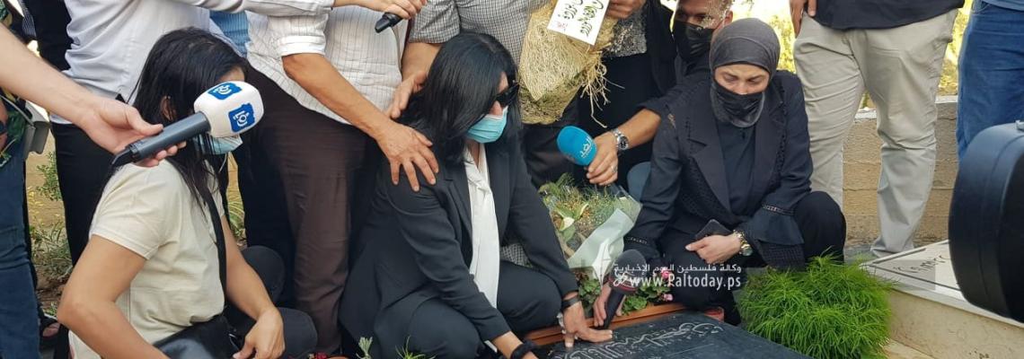 الاسيرة المحررة خالدة جراء في زيارة قبر أبنتها التي توفيت قبل شهرين