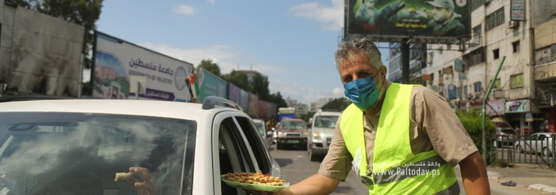 بالصور:"الجهاد" توزع الحلوى من فوق أرض سجن السرايا سابقًا ابتهاجًا بهروب 6 لسرى من سجن جلبوع