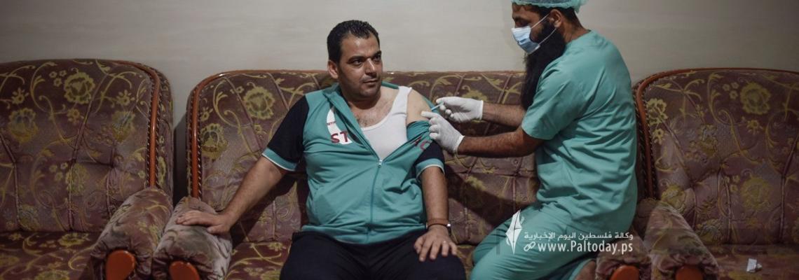 " الطب الوقائي " في خانيونس يقوم بتطعيم المواطنين ضد كورونا