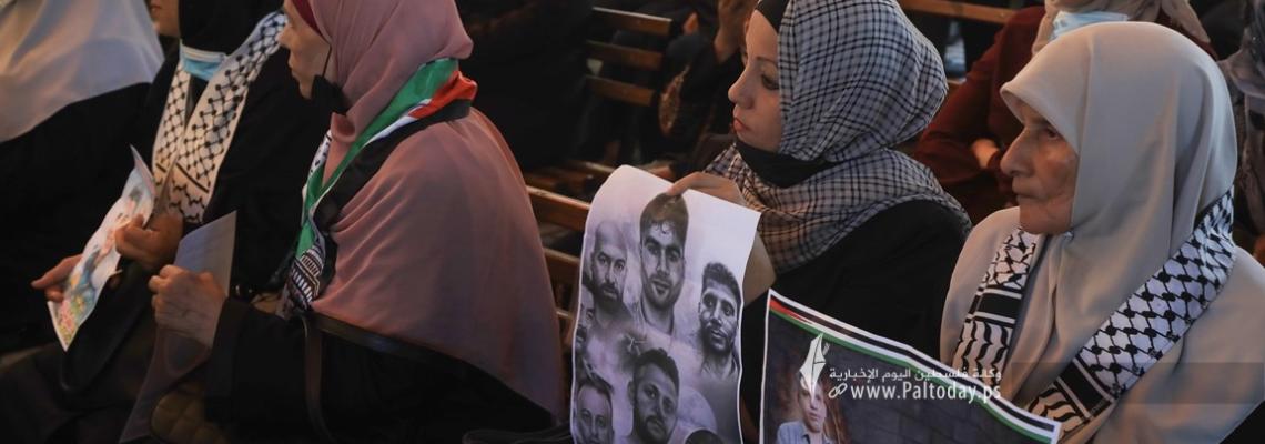 بالصوراعتصام اهالى الأسرى الأسبوعي أمام مقر الصليب الأحمر بغزة