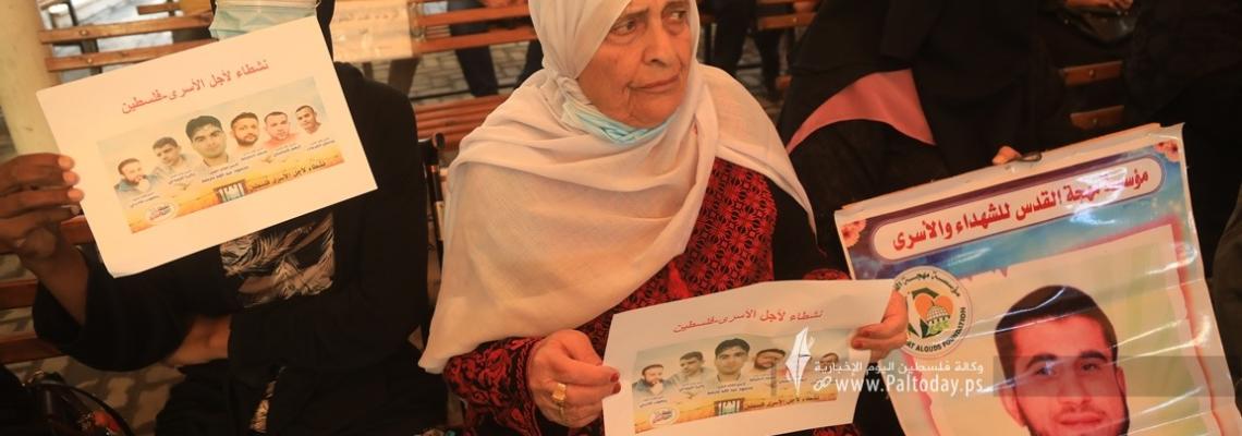 بالصور:اعتصام اهالى الأسرى الأسبوعي أمام مقر الصليب الأحمر بغزة