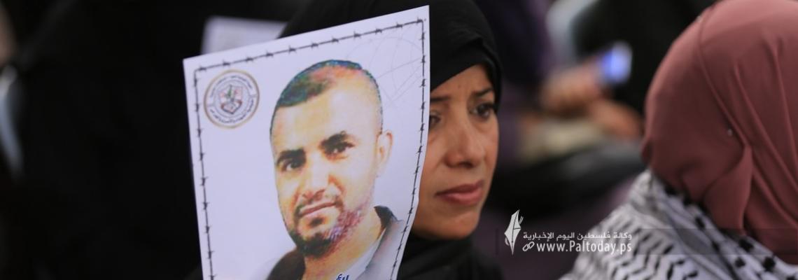 بالصور:اعتصام أهالي الأسرى أمام الصليب وإحياء ذكرى صفقة وفاء الأحرار العاشرة