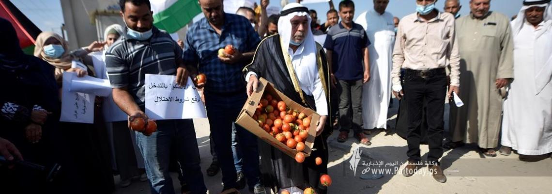 بالصور : مزارعون وتجار من غزة يحتجون أمام معبر كرم ابو سالم رفضاً للعراقيل أمام تصدير السلع الزراعية