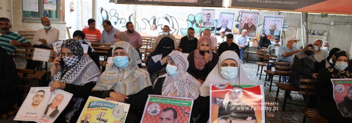 بالصور:اعتصام اهالى الأسرى الأسبوعي أمام مقر الصليب الأحمر بغزة