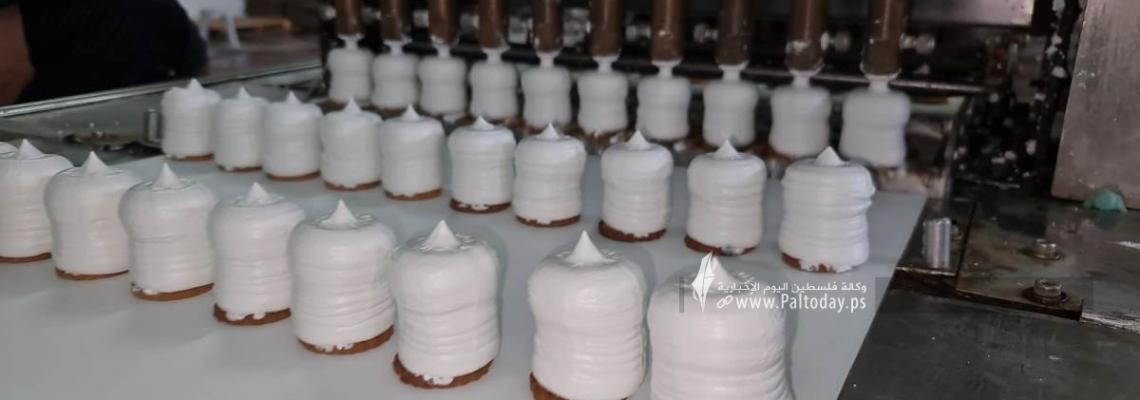 بالصور:صناعة حلوى "الشتوي" بأحد المصانع في غزة