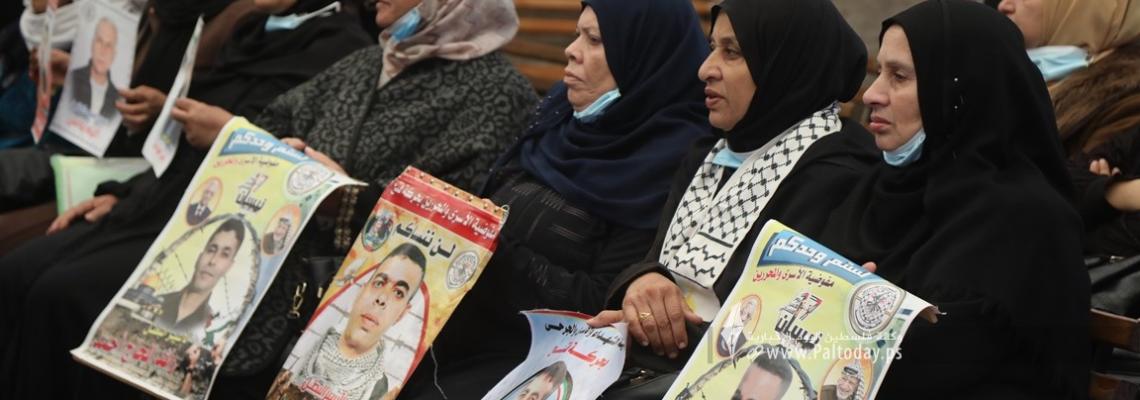 بالصور:اعتصام اهالى الأسرى الأسبوعي أمام مقر الصليب الأحمر بغزة