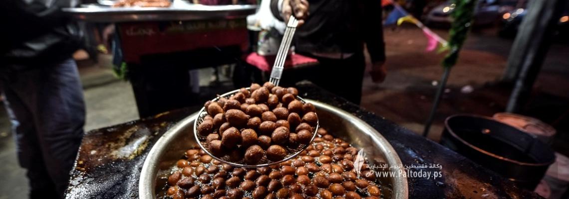 العوامة .. الحلوى الدافئة التي تُرافق شتاء الغزيين
