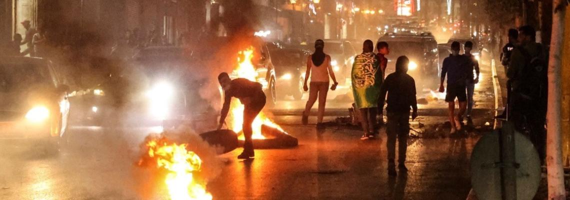 بالصور:مواجهات في أعقاب مسيرة تضامنية مع الأسرى بالخليل الليلة الماضية