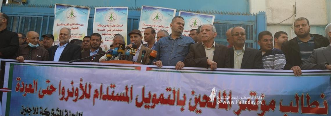 بالصور:وقفة فصائلية واللجنة المشتركة للاجئين أمام البوابة الغربية للوكالة بغزة