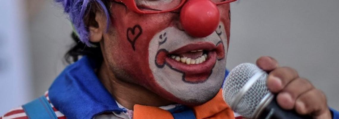 غزة: "عمو علوش" وسيط بين قلوب الأطفال والسعادة