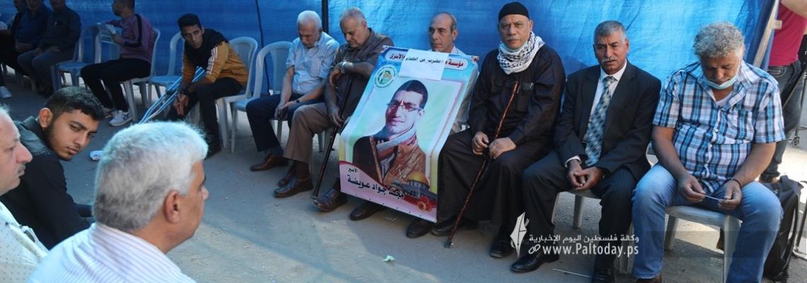 بالصور:لليوم الثاني.. خيمة الإضراب التي تقيمها لجنة الأسرى أمام مقر الصليب بغزة إسنادًا للأسرى المضربين