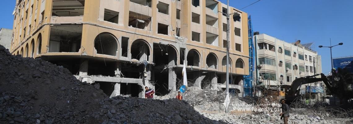 بالصور: استمرار العمل في إزالة برج الجوهرة المدمر وسط مدينة غزّة