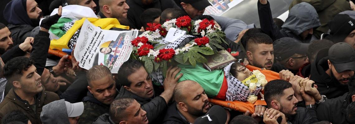 تشييع الشهيد محمد عباس في البيرة بمشاركة عناصر من كتائب الاقصى