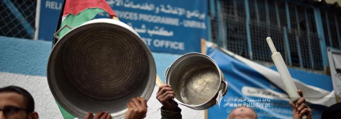 وقفة بخانيونس احتجاجاً على تقليصات مساعدات "أونروا" الغذائية
