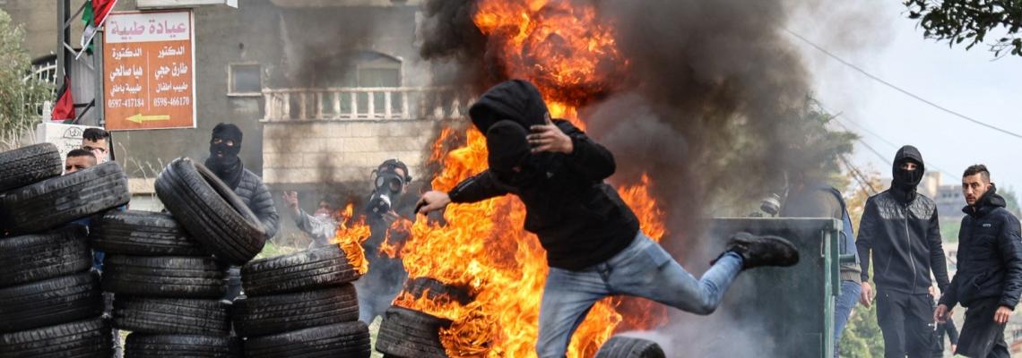 المواجهات في قرية برقة .. والمستوطنون يهاجمون قبل قليل منازل المواطنين فيها