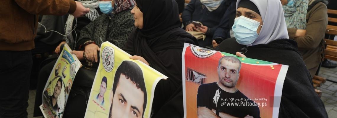 بالصور:اعتصام اهالى الأسرى الأسبوعي أمام مقر الصليب الأحمر بغزة