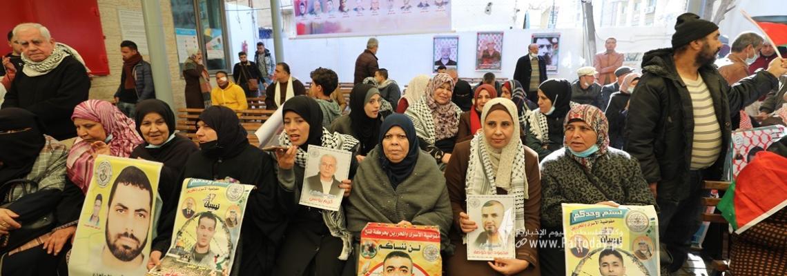 بالصور:  اعتصام اهالى الأسرى الأسبوعي أمام مقر الصليب الأحمر بغزة