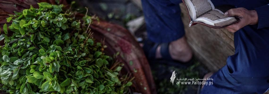 في غزة ..رجال لا تلهيهم تجارة ولا بيع عن ذكر الله