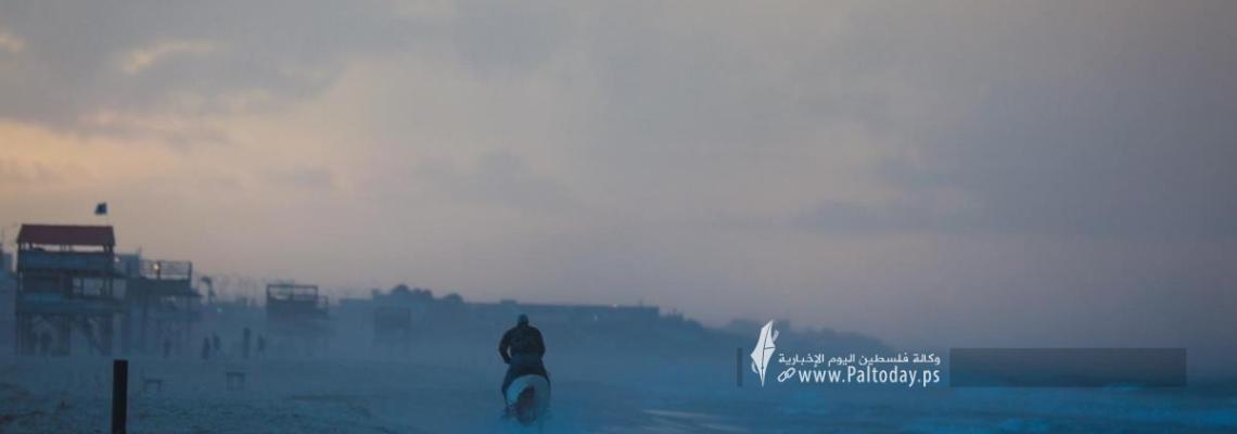 بالصور:الحياة اليومية في مدينة غزة خلال يوم ممطر على شاطئ البحر