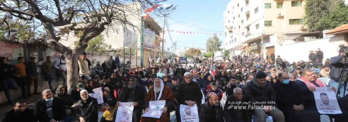 بالصور: غزة: فلسطينيون يؤدون صلاة الجمعة أمام مقر الصليب الأحمر نصرة للأسرى