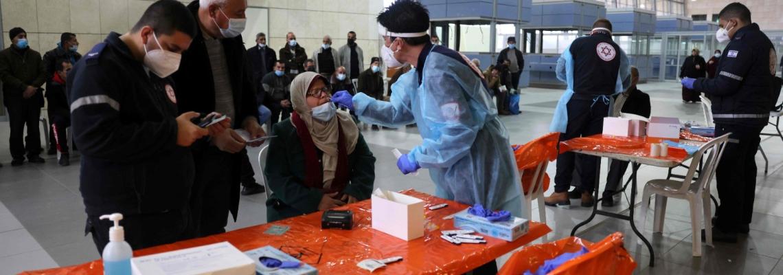 بالصور:طواقم طبية إسرائيلية تأخذ مسحات لكوفيد 19 لمواطنين من غزة لدى مرورهم عبر حاجز بيت حانون "ايرز"