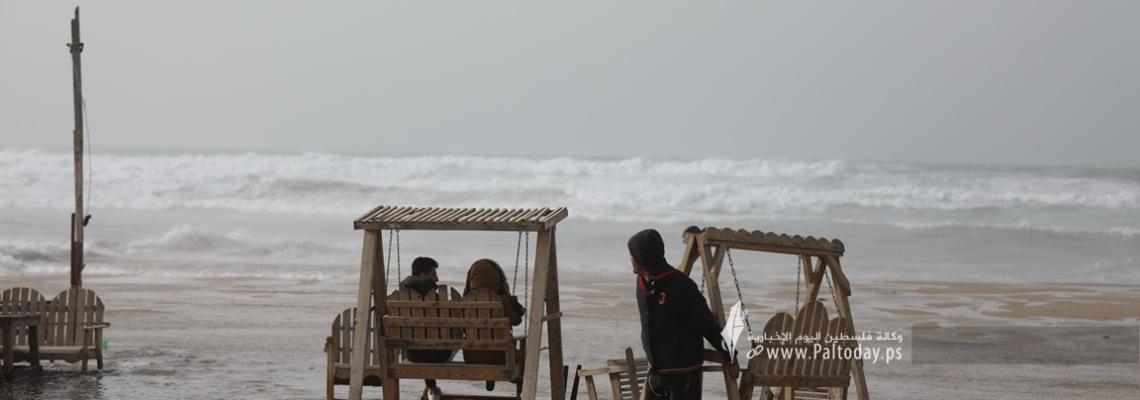 بالصور:أجواء المنخفض الباردة على شاطئ بحر مدينة غزة