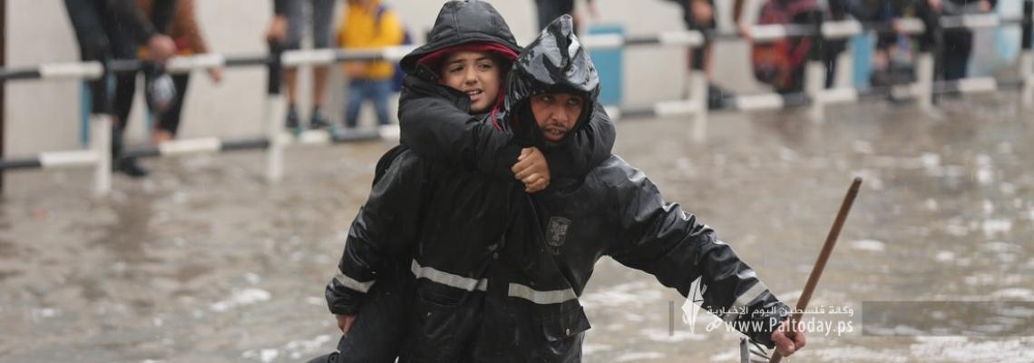 بالصور : طلاب المدارس في غزة يغرقون خلال المنخفض الجوى