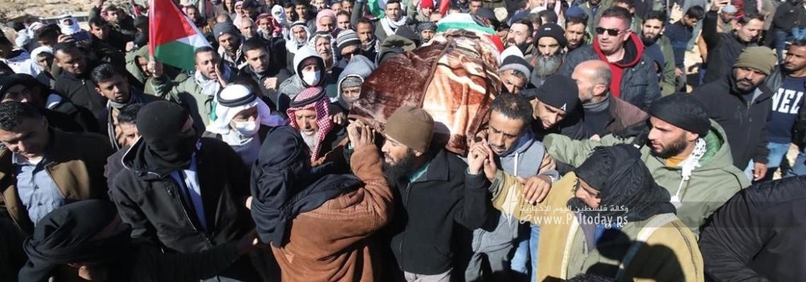 بالصور: جماهير غفيرة تشيع ايقونة المقاومة الشعبية الشهيد الشيخ سليمان الهذالين في قرية أم الخير قرب يطا جنوب الخليل