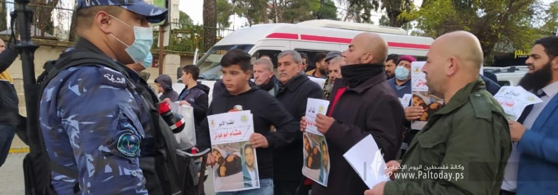بالصور :  مسيرة حاشدة للجهاد الإسلامي في الضفة والأجهزة الأمنية تعترض طريقها
