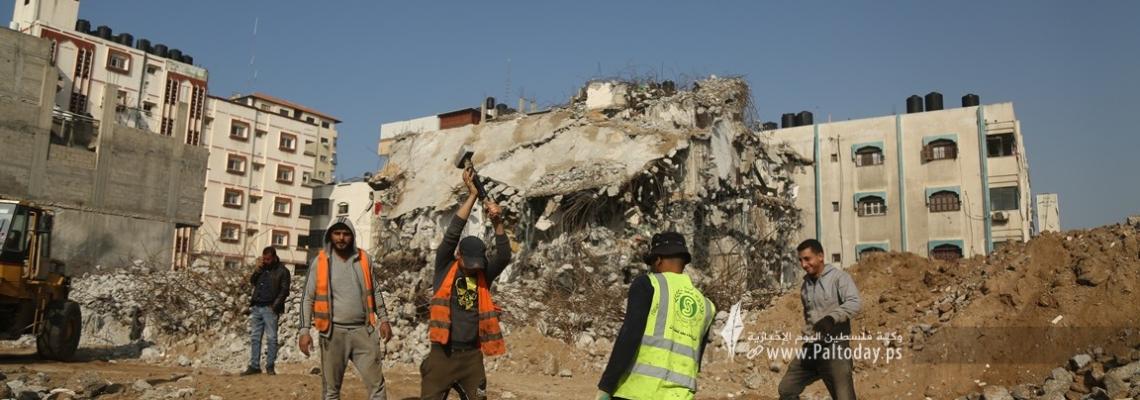 بالصور: المراحل الأخيرة من إزالة برج الجوهرة بغزة