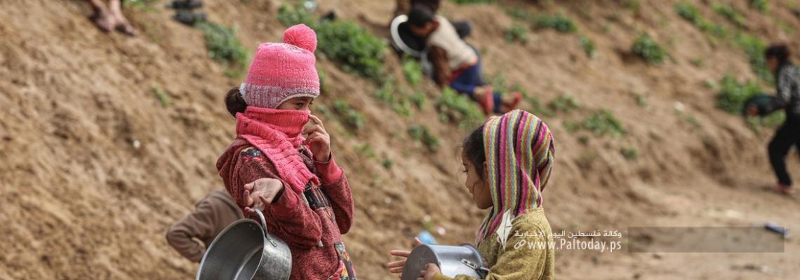 بالصور : فقراء غزة يبحثون عن مقومات الحياة في ظل الأجواء الباردة